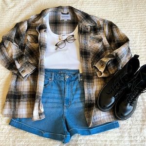 American Eagle High Waisted Stretchy Mom Shorts Size 14